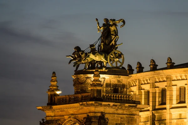 关于在德累斯顿 Semperoper quadriga — 图库照片