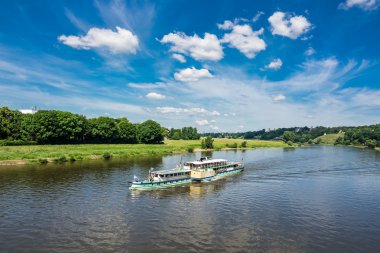 Yolcu gemisi Dresden Elbe nehrinde