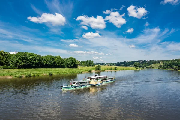 Passagiersschip op de rivier de Elbe in Dresden — Stockfoto