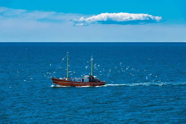 Um barco de pesca no Mar Báltico — Fotografia de Stock