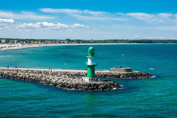 Vista para a toupeira de Warnemuende (Alemanha ) — Fotografia de Stock