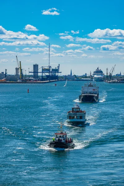Naves que salen del puerto de Rostock — Foto de Stock