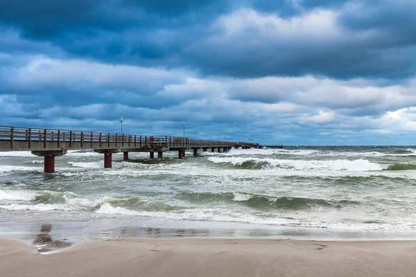 Pier op de kust van de Baltische Zee in Prerow — Stockfoto