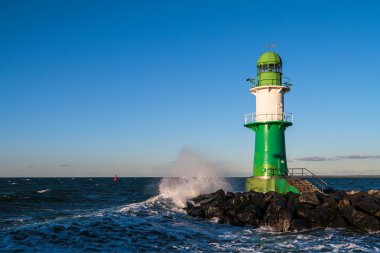 Warnemuende (Almanya) Baltık Denizi kıyısında Mole