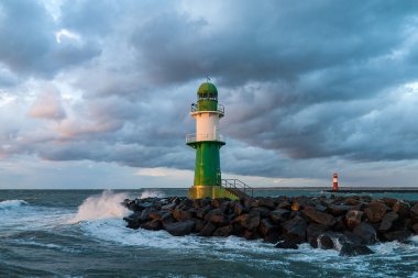Warnemuende (Almanya) Baltık Denizi kıyısında Mole