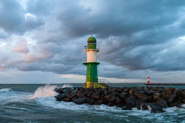 Warnemuende (Almanya) Baltık Denizi kıyısında Mole
