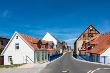 Loitz mavi gökyüzünde binalarla