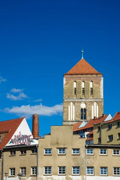 Budov s kostelem v Rostock — Stock fotografie