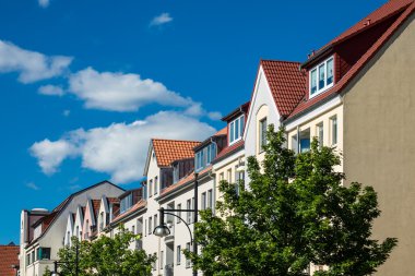 Mavi gökyüzü ile Rostock (Almanya) binalar