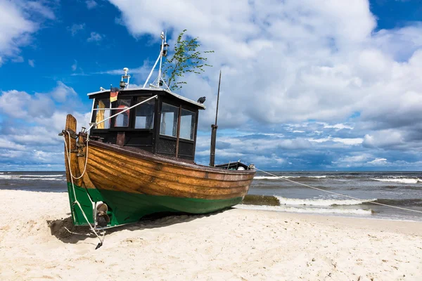 A fishing boat on shore of the Baltic Sea in Ahlbeck — Stock Photo, Image
