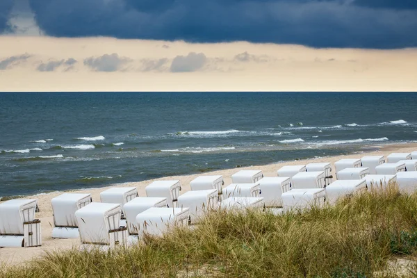 Cadeiras de praia em Zinnowitz (Alemanha) na ilha Usedom — Fotografia de Stock