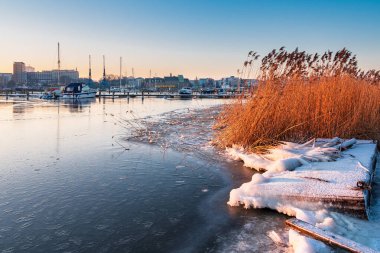 Warnow nehrinin üzerinden Almanya, Rostock 'a bakın..