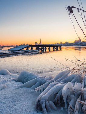 Warnow nehrinin üzerinden Almanya, Rostock 'a bakın..