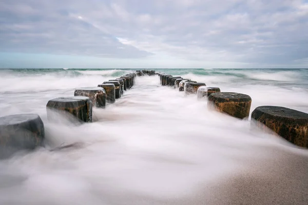 Groynes Brzegu Morza Bałtyckiego Burzliwy Dzień — Zdjęcie stockowe