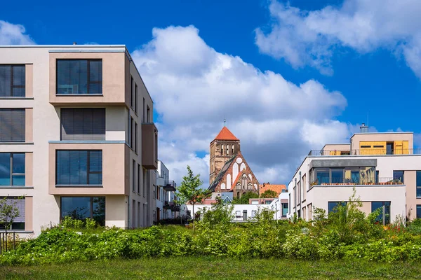 市内の近代的な建物や古い教会 Rostock Germany — ストック写真