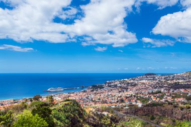Portekiz 'in Madeira adasındaki Funchal şehrine bakın..
