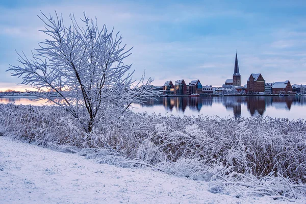 Warnow Nehrinin Üzerinden Almanya Nın Rostock Şehrine Bakın — Stok fotoğraf