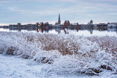 Warnow nehrinin üzerinden Almanya 'nın Rostock şehrine bakın..