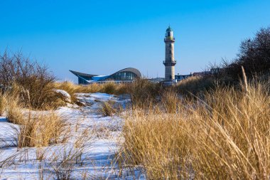 Almanya 'nın Warnemuende kentinde kış mevsiminde Baltık Denizi kıyısındaki deniz feneri.