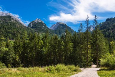 Almanya 'nın Berchtesgaden Alplerinde Klausbachtal vadisinde manzara.
