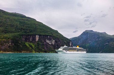 Norveç 'teki dağlarla Geirangerfjord' da seyir gemisi.