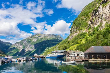 Norveç'te Dağları ile Geirangerfjord için görüntüleyin.