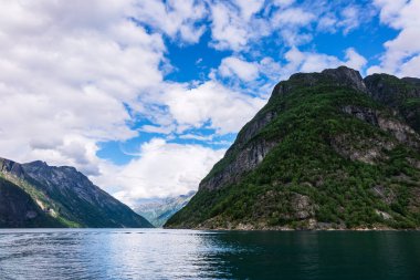 Norveç'te Dağları ile Geirangerfjord için görüntüleyin.