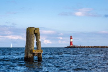 Almanya 'nın Warnemuende kentinde Baltık Denizi kıyısındaki Köstebek.