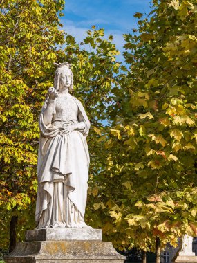 Paris, Fransa 'daki Jardin du Lüksemburg parkında heykel.