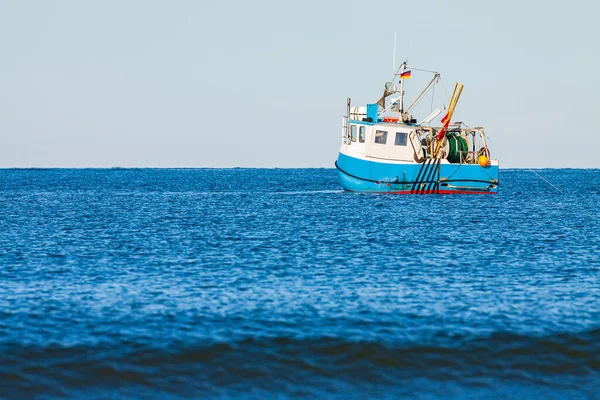 Fiskebåt Vid Östersjön Warnemuende Tyskland — Stockfoto