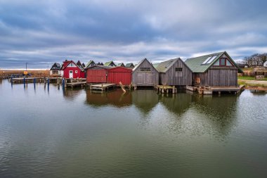Almanya 'nın Ahrenshoop limanındaki pansiyonlar.