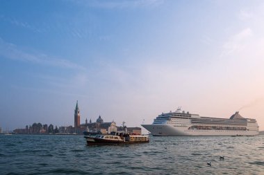Venedik, İtalya 'da kruvazörlü San Giorgio Maggiore adasına bakın..