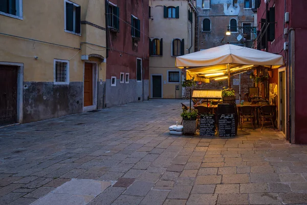 イタリアのヴェネツィア市内にレストラン付きの歴史的な建物 — ストック写真