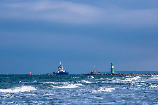 德国沃恩明德波罗的海沿岸的鼹鼠和拖船 — 图库照片
