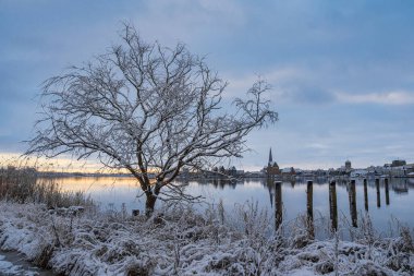 Warnow nehrinin üzerinden Almanya 'nın Rostock şehrine bakın..