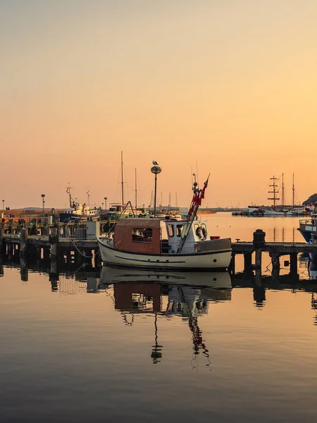 Rybářské Lodě Večerních Hodinách Přístavu Sassnitz Ostrově Ruegen Německo — Stock fotografie