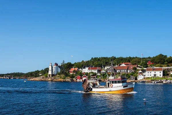 Paisaje Con Edificios Embarcaciones Una Isla Del Archipiélago Noruega — Foto de Stock