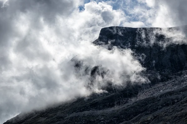Mountain with clouds — Stock Photo, Image