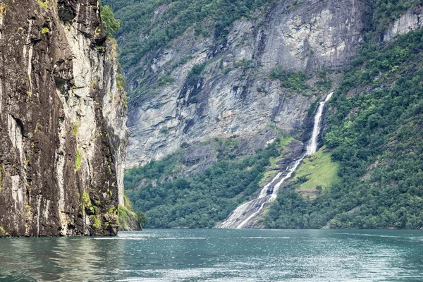 น้ําตกใน Geirangerfjord — ภาพถ่ายสต็อก