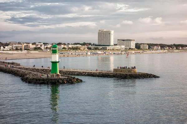 Vista al paseo marítimo de Warnemünde — Stok fotoğraf