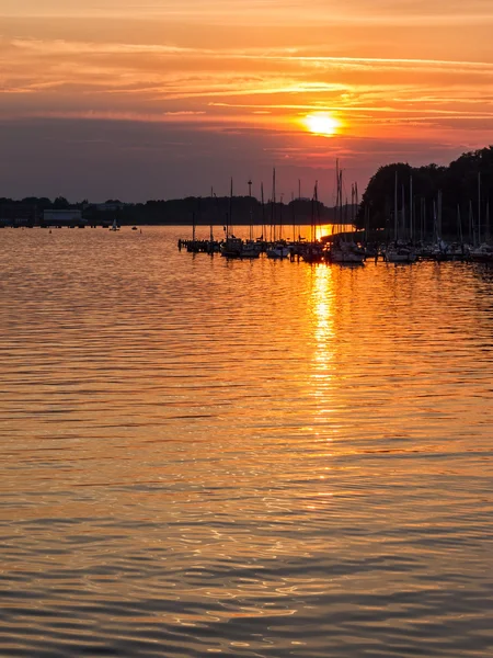 Solnedgång vid en flod — Stockfoto