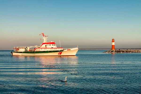 Talpa e nave in Warnemuende — Foto Stock