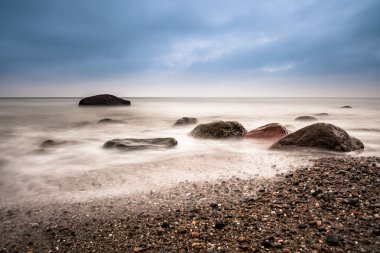 taşlar kıyısında