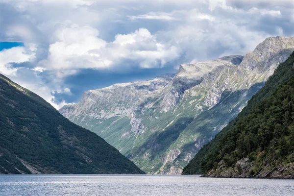 Met het oog op de geirangerfjord — Stockfoto