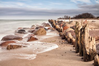 Baltık Denizi kıyısında groynes