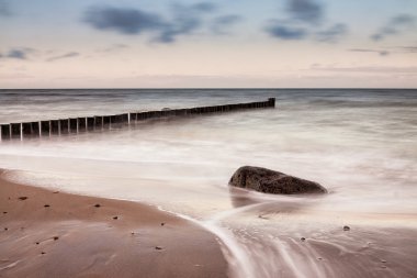 Baltık Denizi kıyısında groynes