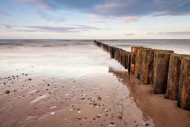Baltık Denizi kıyısında groynes