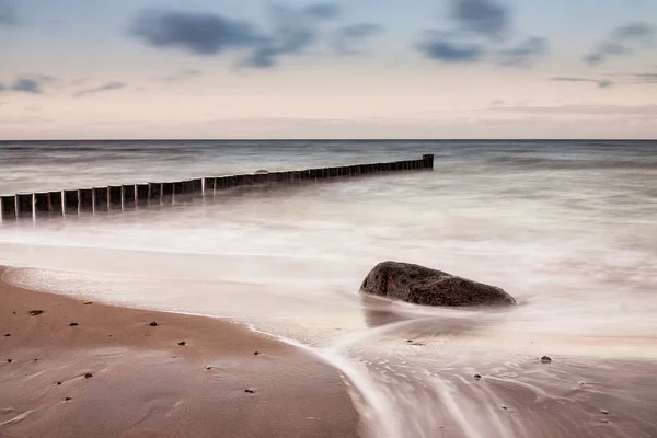 Groynes på stranden av Östersjön — Stockfoto