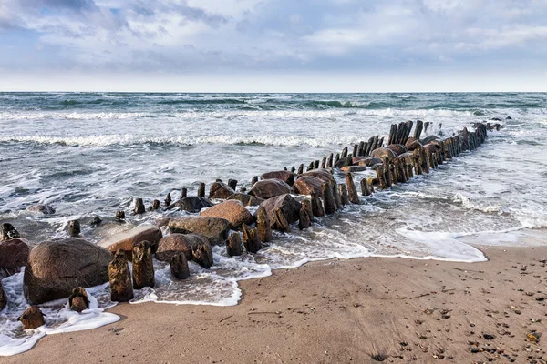 Groynes on shore of the Baltic Sea — Stock Photo, Image