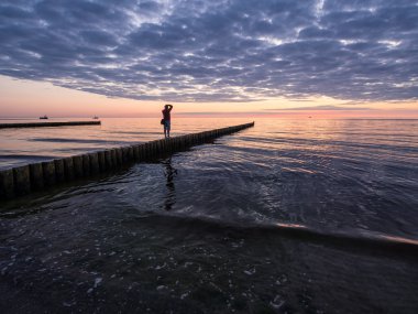 Fotographer bir groyne üzerinde